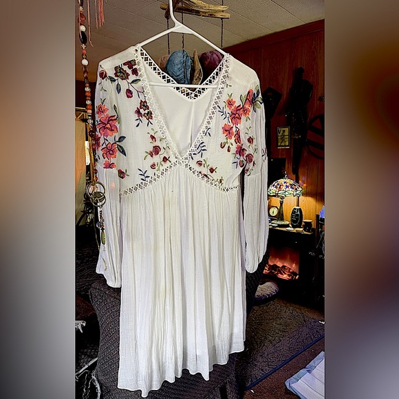 White dress/blouse w/ embroidery flowers - Picture 1 of 3